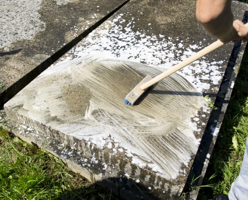 Ako vyčistiť náhrobný kameň bez námahy