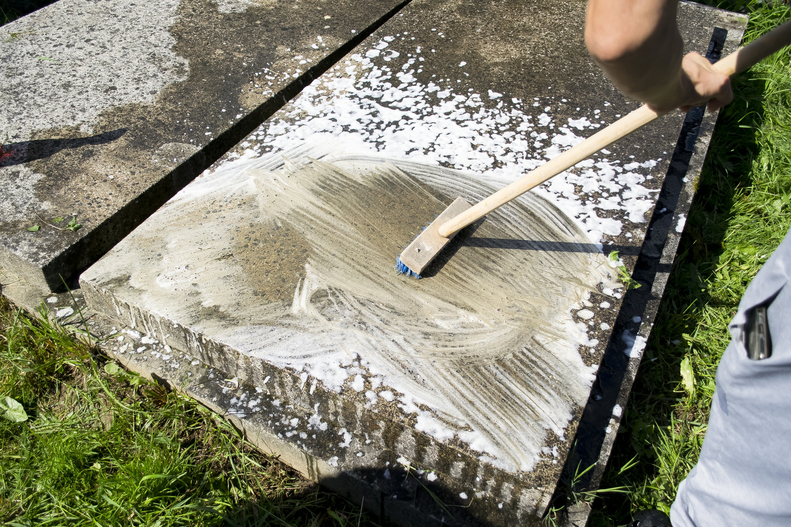 Ako vyčistiť náhrobný kameň bez námahy