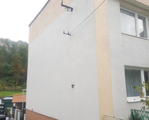 Plieseň na fasáde domu