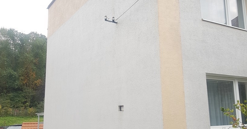 Plieseň na fasáde domu