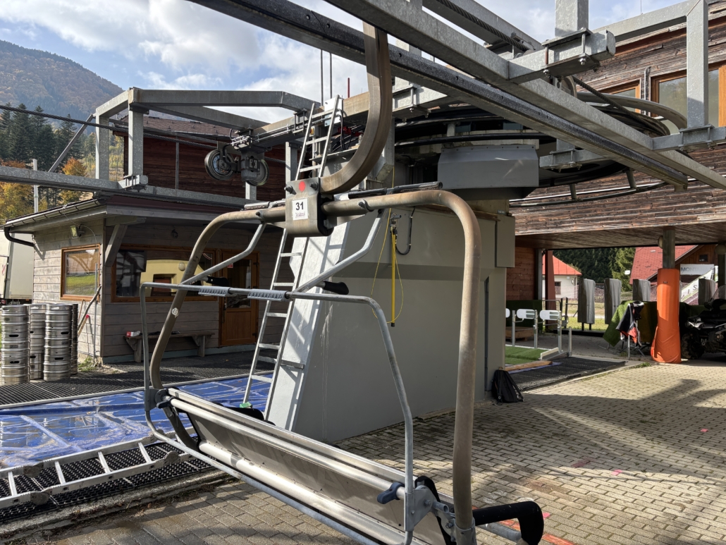 Čistenie povrchov od korózie Odstránenie korózie_Cistenie lanovky Terchova stav pred cistenim